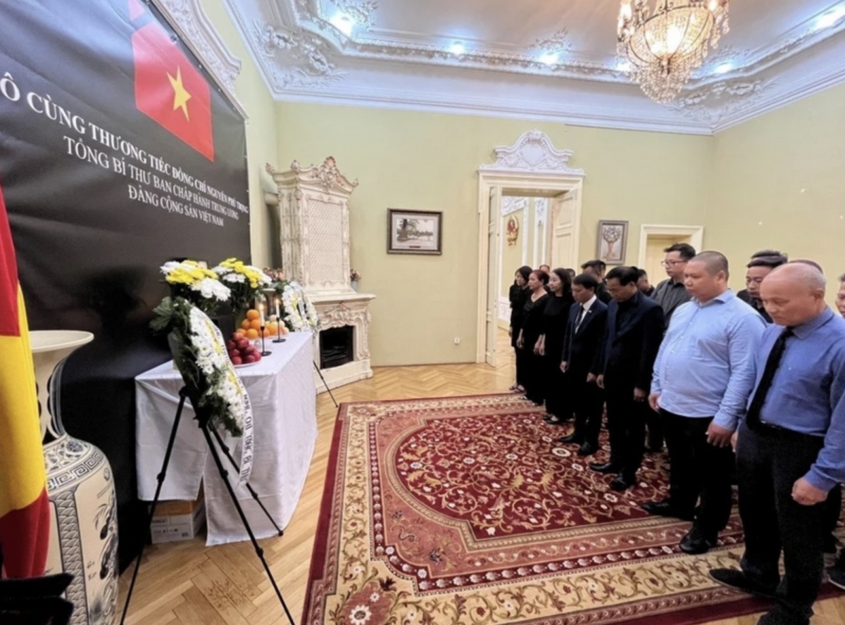 OVs, int'l friends pay respects to General Secretary Nguyen Phu Trong